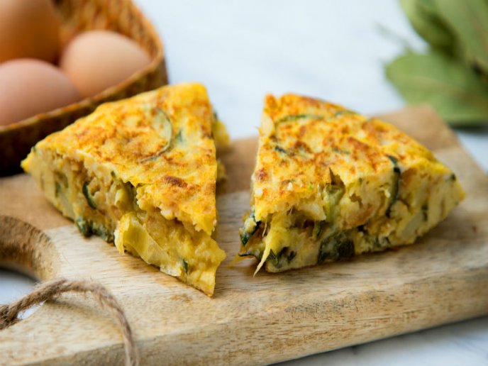 Tortilla De Patata con Pimiento Verde Español y Cebolla Caramelizada